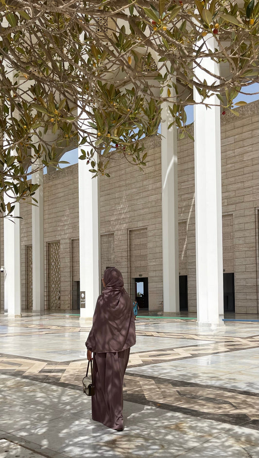 muslim women wearing abaya for hajj