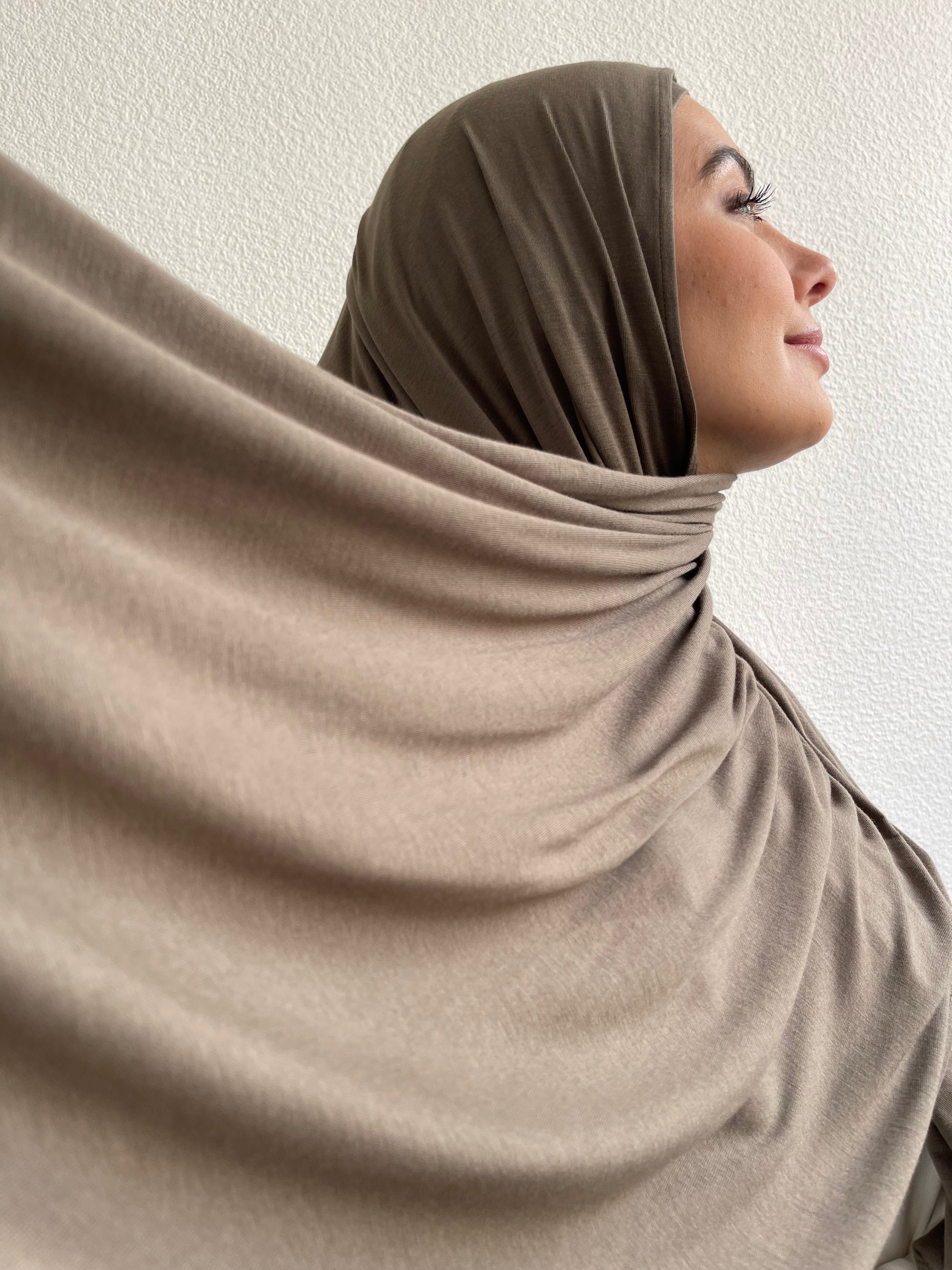 Hijabi woman wearing maxi jersey hijab in khaki green. Staple hijab colours for new hijabi.