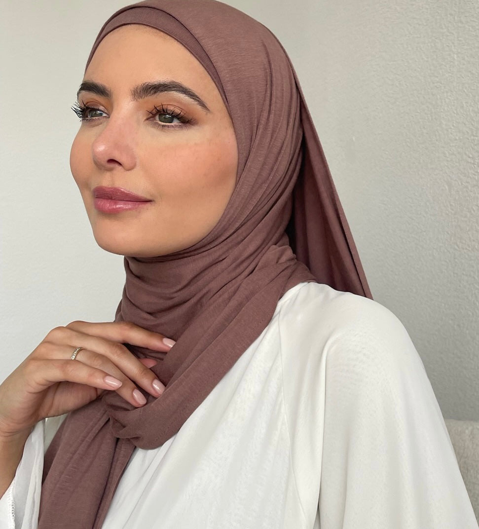 A woman wearing a mauve-colored jersey hijab from hayaa the label ltd.
