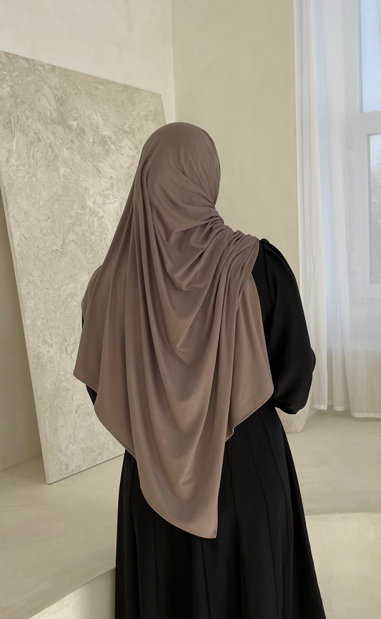 A hijabi women wearing a maxi brown jersey hijab from hayaa the label ltd. Best hijab brands in the UK
